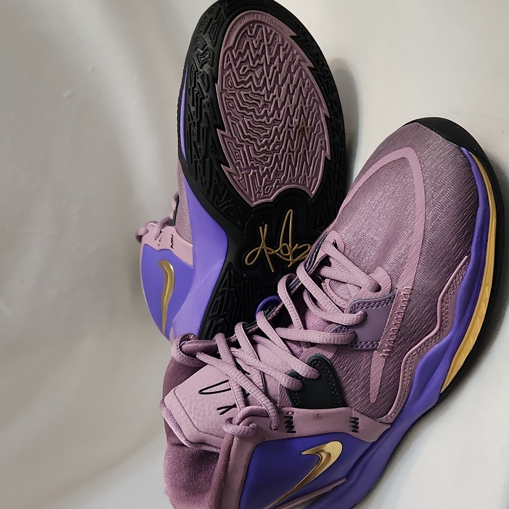 Nike Kyrie Infinity Amethyst Wave Basketball Sneakers (Size 5.5Y)